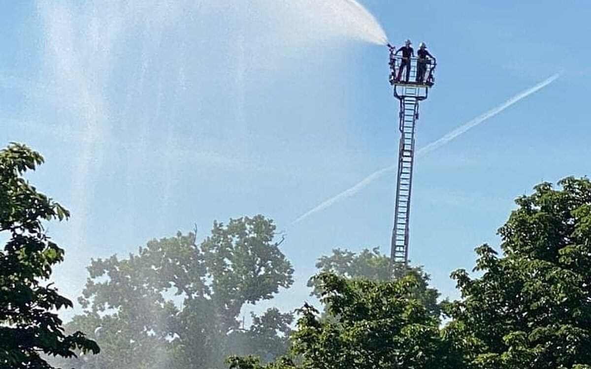 Das Impfzentrum Würzburg wird von Feuerwehr gekühlt Das Impfzentrum Würzburg wird von Feuerwehr gekühlt